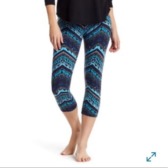 Alo Airbrushed Performance Seaport print Capris - Picture 4 of 12